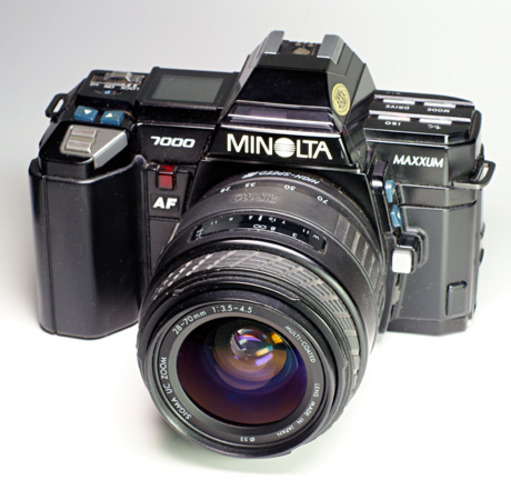 Minolta markets world first AF SLR