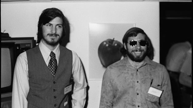 Steve Jobs y Steve Wozniak presentan el Apple II