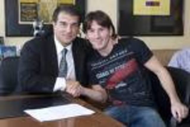 Lionel Messi firmó la renovación con el Barcelona hasta el año 2016, con una cláusula de rescisión de 250 millones de euros