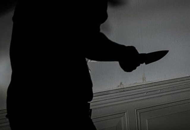 El hombre del traje color castaño.