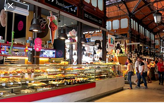 El hombre del traje color castaño