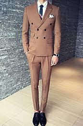 El hombre del traje de color castaño