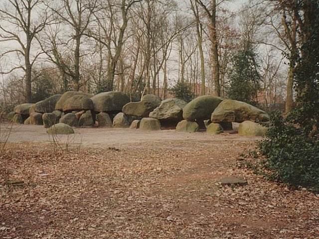 Het Hunebed centrum in Borger, gemaakt door mensen uit de Prehistorie zo'n 5500 jaar geleden en in 1970 opgegraven