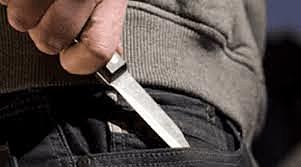 El hombre de traje color castaño (34).