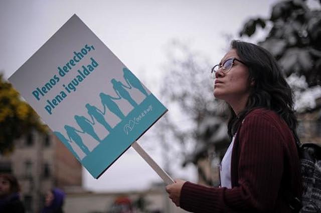 2000, Reglamento de la ley de participación de la mujer