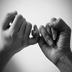 Lazarus le hace un apromesa a Hoffman, en el sótano de su casa.