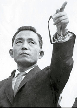 Samsung es elegida por el general Park Chung-hee como la empresa oficial para hacerse cargo de la construcción naval del país