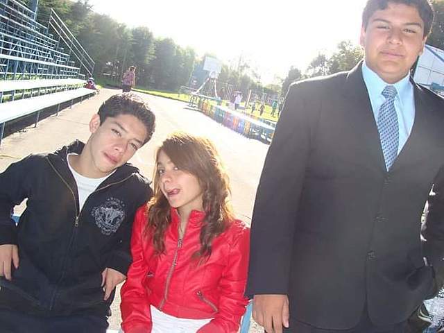 Mantengo mi amistad con compañeros de la secundaria