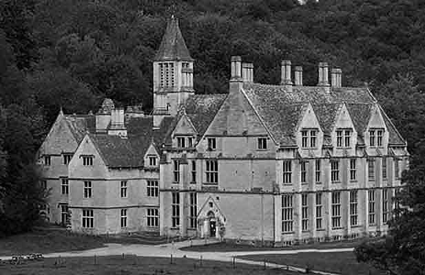 8.Hannah sale de noche a ver la mansión de Lazarus