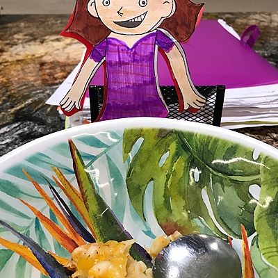 Timeline: Clémentine était très heureuse parce qu'elle n’avait pas l’ecole. Elle a mis ses vêtements pour le jour. Clémentine a marché à la cuisine parce qu'elle avait faim. Elle a mangé du macoroni au fromage. C'était très délicieux.