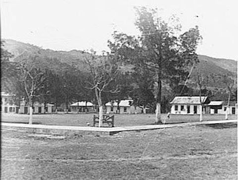 El gobierno ataca la finca La Lucha.