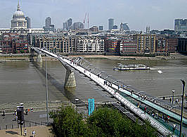 Millennium Bridge in Londen, ontworpen door Norman Foster