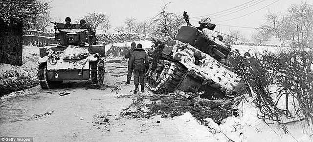 Los aliados derrotan a Alemania en la batalla de Las Ardenas.