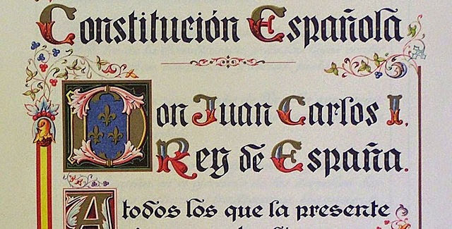 La Constitución democrática es aprobada por referéndum.