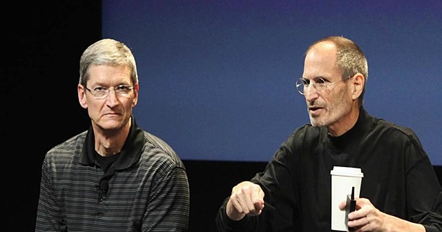 TIM COOK SUSTITUYE A JOBS