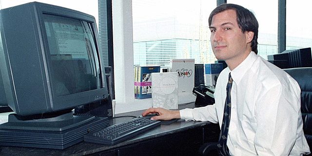 APPLE ADQUIERE NEXT COMPUTER