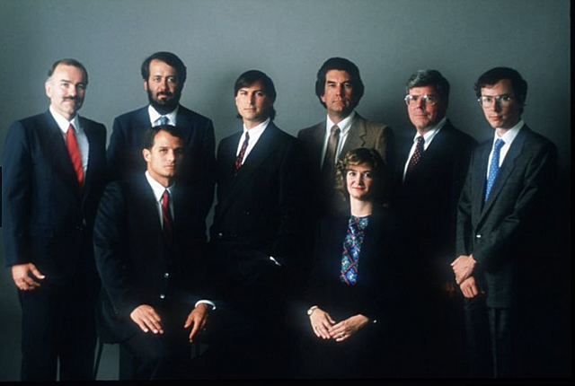 Jobs sale de Apple  y funda  NeXT