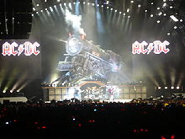 se da la formacion de la banda de hard rock AC/DC