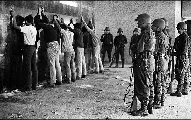 Masacre por el Movimiento Estudiantil en la Plaza de las Tres Culturas de Tlatelolco.
