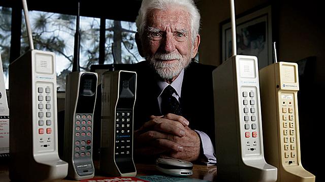 En 1973, Martin Cooper, investigador de Motorola, realiza la primera llamada telefónica desde un dispositivo móvil.