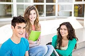 LA EDUCACIÓN AUN GRUPO DE JÓVENES