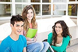 LA EDUCACIÓN AUN GRUPO DE JÓVENES