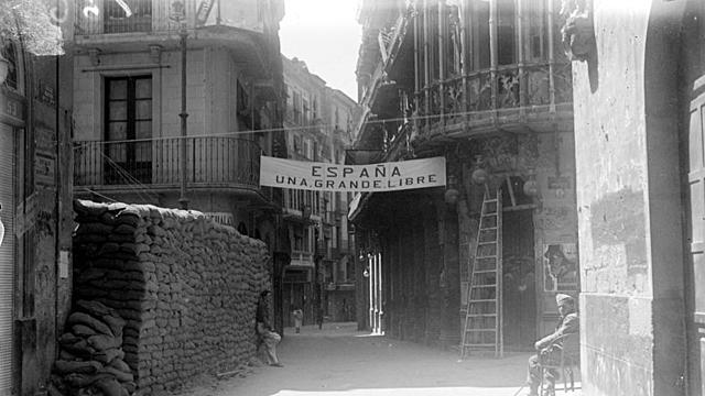 MILES DE REFUGIADOS Y EL PROPIO GOBIERNO REPUBLICANO CRUZAN LA FRONTERA FRANCESA; LOS FRANQUISTAS CONQUISTAN EL RESTO DE CATALUÑA.