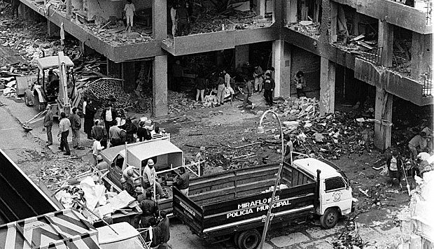 Durante el desfile del 1 de mayo en 1984, un grupo de manifestantes lanzó bombas molotov al balcón del Palacio Presidencial