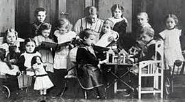 Timeline: TRAS LOS PASOS DE LA INFANCIA Y LA ADOLESCENCIA