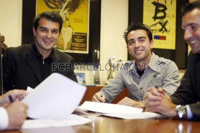 On December 19, 2008 signed the renewal of his contract with FC Barcelona until 2014