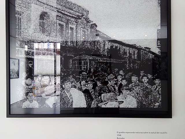 El pueblo esperando noticias sobre la salud del caudillo.