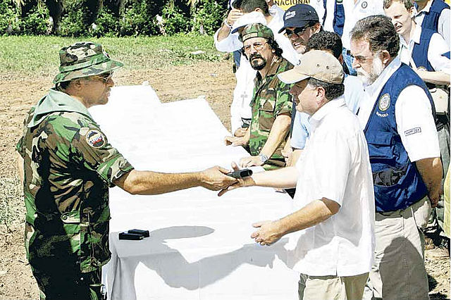 Promulgación de la Ley 975 de 2.005 "Ley de Justicia y Paz" y desmovilización de las AUC