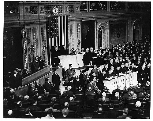 EE.UU declara la guerra Japón.