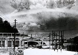 EE.UU lanza una bomba nuclear en Nagasaki.