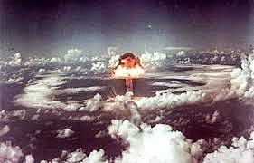 EE.UU lanza una bomba nuclear en Nagasaki.