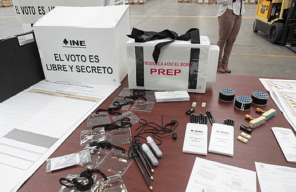 Entrega de material electoral a la JRV