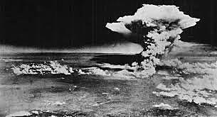 EE.UU. lanza una bomba nuclear en Hiroshima.