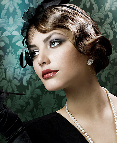 In the 1930s, women often wore body-hugging clothes to achieve a graceful silhouette. Outfits and accessories were meticulously chosen to match events: sparkles and sequins for evening dances, plain, soft colors for simple moments, etc.