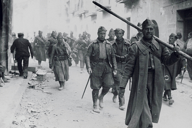 Miles de refugiados y el propio gobierno republicano cruzan la frontera francesa; los franquistas conquistan el resto de Cataluña.