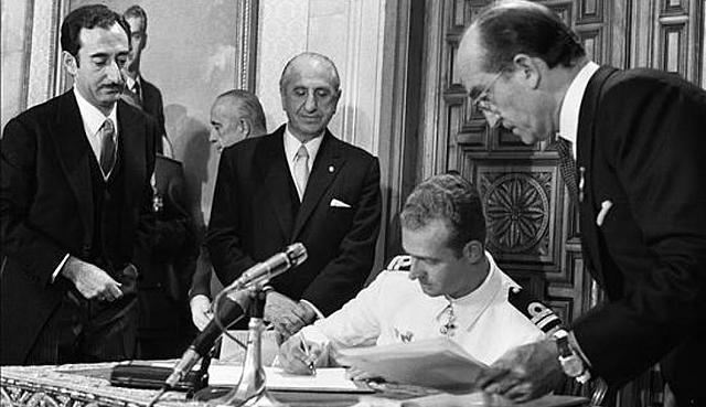 Proclamación de Don Juan Carlos como Príncipe de España, sucesor a la Jefatura del Estado con título de rey.