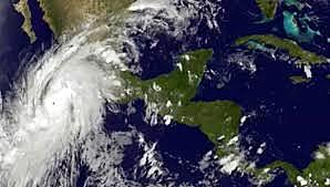 El huracán Patricia, el más poderoso jamás registrado, toca tierra como una tormenta categoría 5 sobre el suroeste de México.