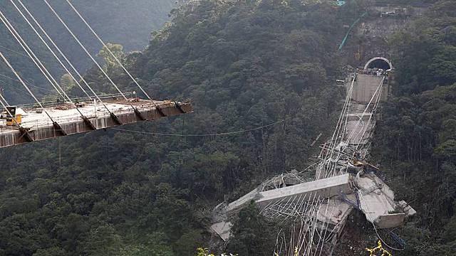 En Colombia, el desplome del puente Chirajara en construcción (Wikipedia, s.f).