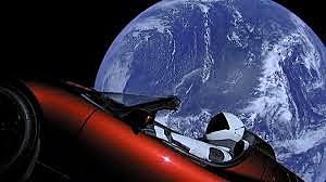 Ocurre el primer lanzamiento del Falcon Heavy, lanzando un auto Tesla al espacio (Wikipedia, s.f).