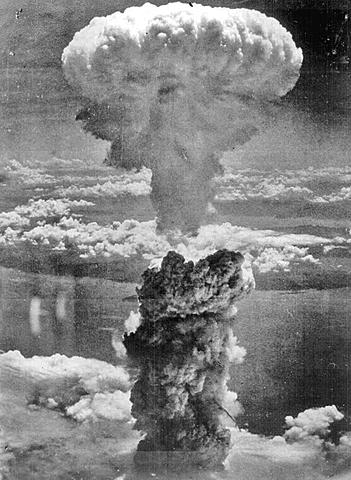EE.UU. lanza una bomba nuclear en Nagasaki