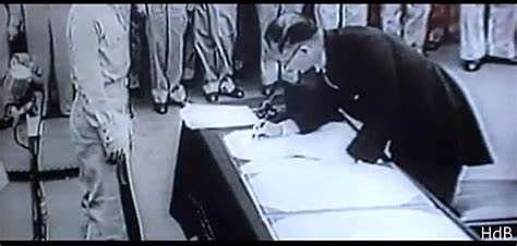 Japón se rinde a EE.UU.