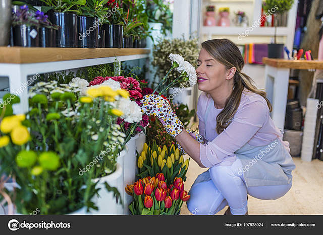 TRABAJANDO EN FLORISTERÍA