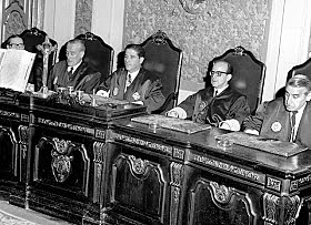 Se instaura el Tribunal de Orden Público (TOP).