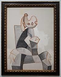 "Femme assise dans un fauteuil gris"