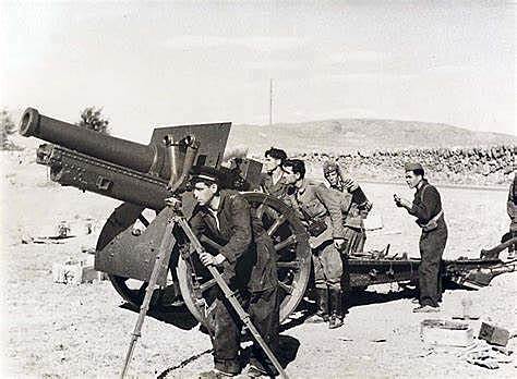 Málaga cae en poder de los franquistas, auxiliados por tropas italianas, el día 3. La inmediata represión se cobra miles de muertos.