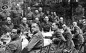 Primeras conspiraciones monárquicas.